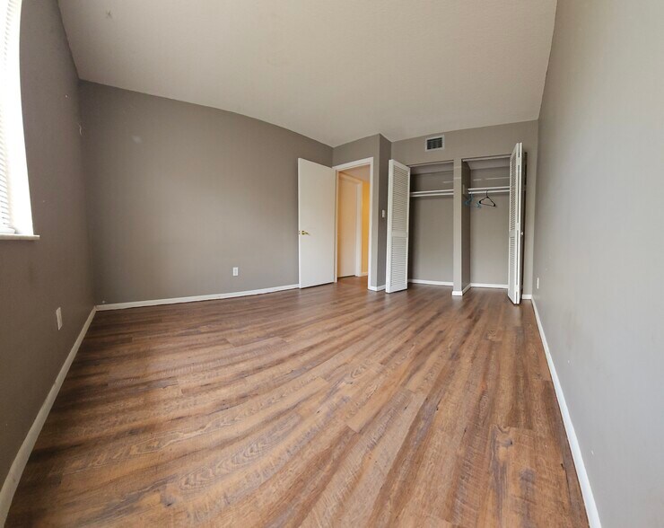 Building Photo - 682 Midway Dr