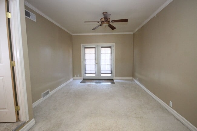 Building Photo - 3 Bedroom One Level with 2 Car Garage