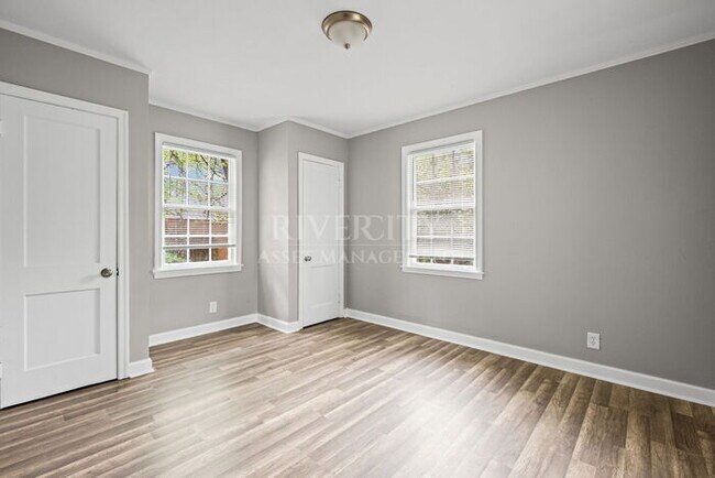 Building Photo - READY FOR MOVE IN, SECTION 8 WELCOMED!!!!!