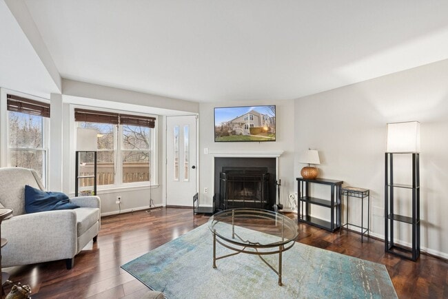 Building Photo - Welcome home to this beautifully updated end-unit townhome in the heart of Kingstowne — one of No...