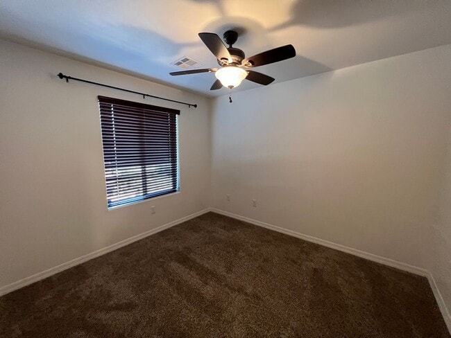 Building Photo - 4 BEDROOM POOL & SOLAR HOME