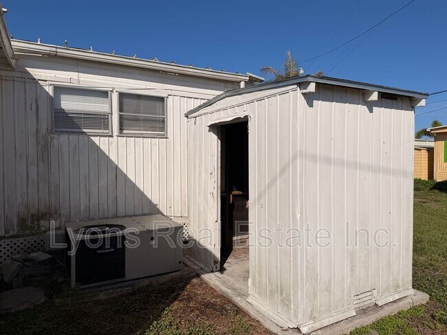 Building Photo - 121 Coachlight Ln