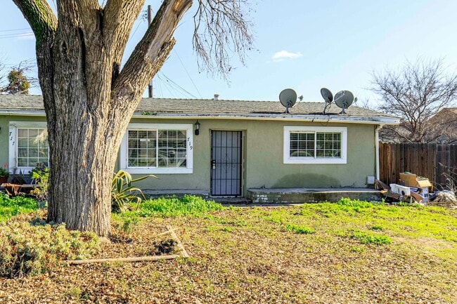 Building Photo - Spacious 2 bedroom / 1 bath renovated home...
