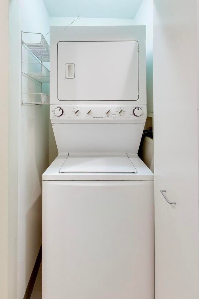 Building Photo - 1720 Oak Ave