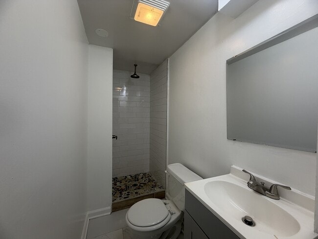Building Photo - 1208 S Mayview Ave