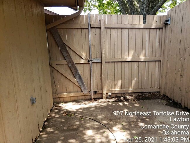 Building Photo - 907 NE Tortoise Dr