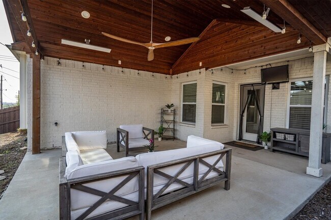 Building Photo - 3700 Linden Ave