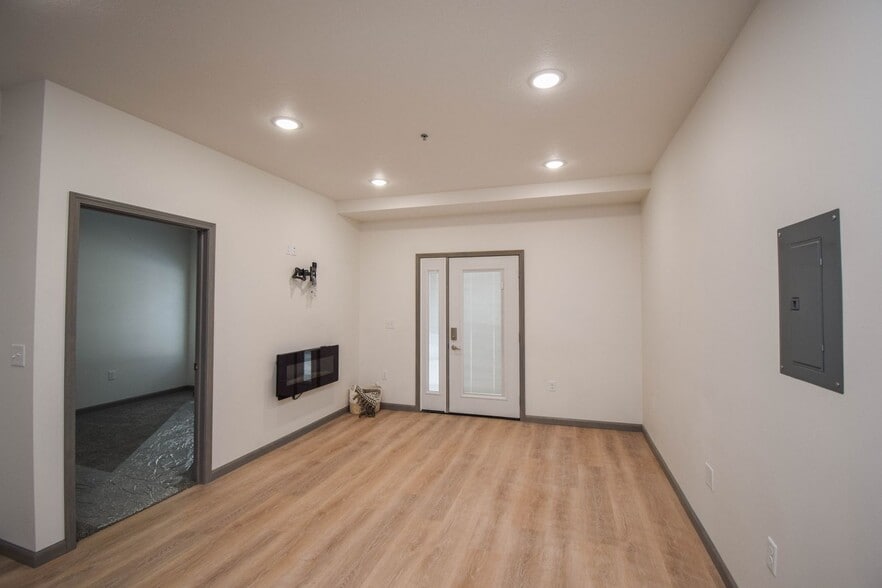 Building Photo - 7446 S Louise Ave