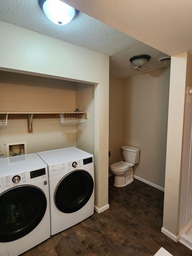 Building Photo - ~ RENT SPECIAL ~ HOLIDAY MERRINESS ~ 3 Bedroom, 3 Bath Home for rent Close to the Hospital