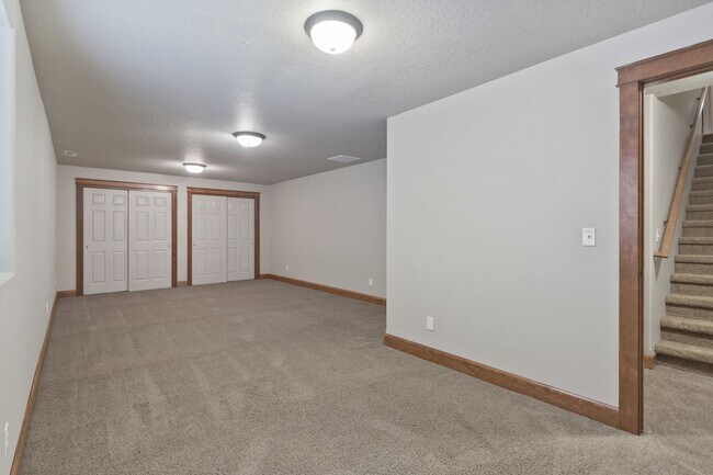Building Photo - 10015/10017 N Whitworth Dr