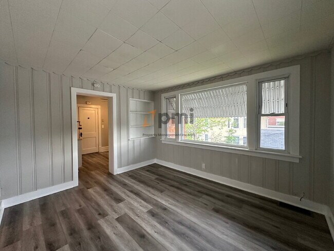 Building Photo - 207 Monroe St