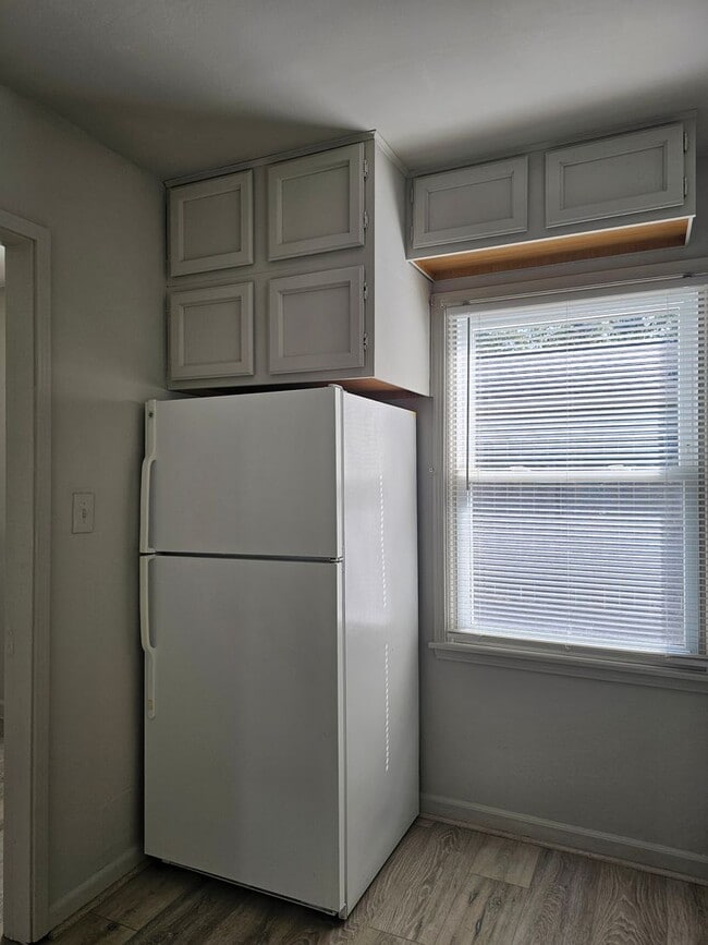 Building Photo - Very updated, cozy two bedroom across from BGHS