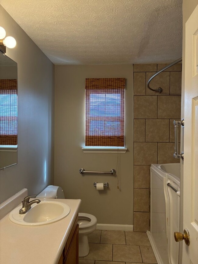 Building Photo - **NEW PRICE**   **New Paint**   **New Carpet**  Ready for YOU!!