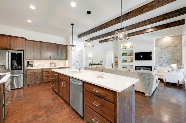 Building Photo - Spacious 4-Bed Oasis at this Canyon Lake Gem!