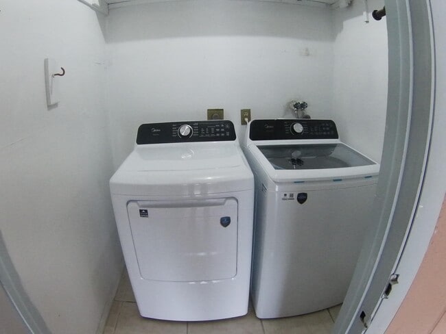 Building Photo - 556 Capri L