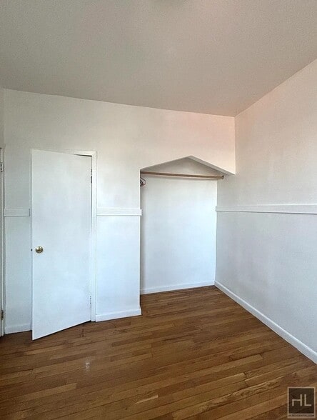 Building Photo - 3BR 1BA Top Floor Brick Townhouse w/ Commu...