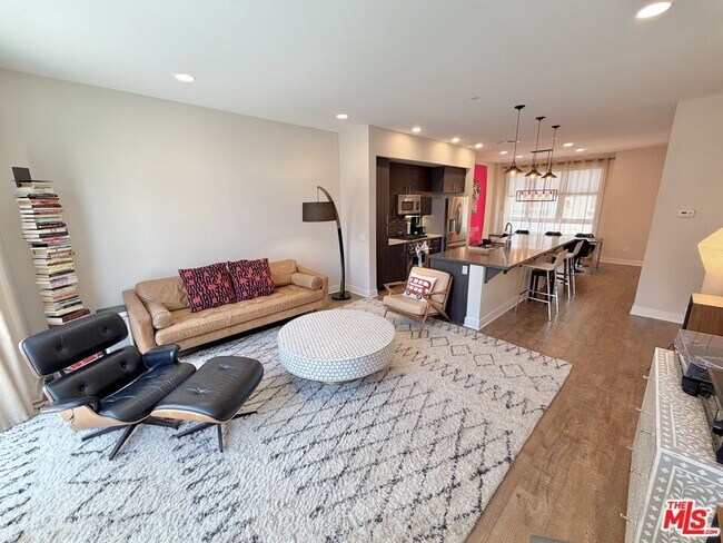 Building Photo - 2753 Waverly Dr