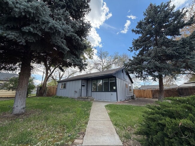 Building Photo - 919 Snow