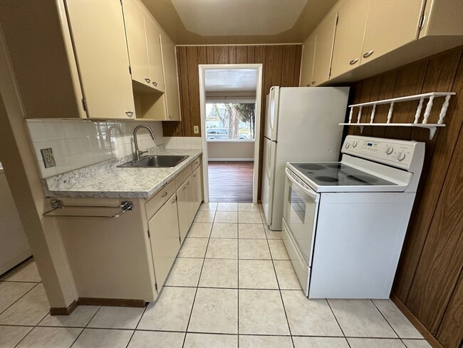 Building Photo - Cozy and Conveniently Located 2 Bed 1 Bath...