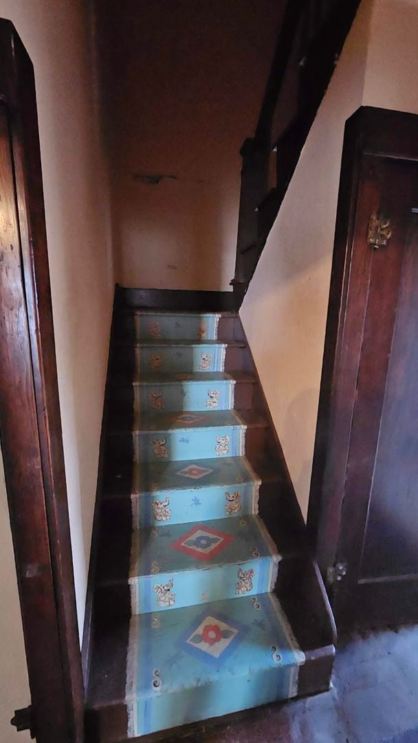 Building Photo - Large Corner Lot House