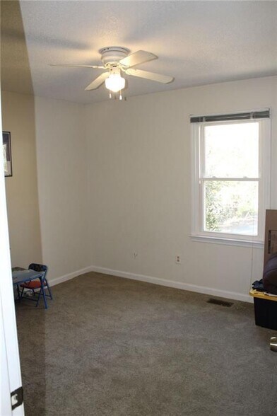 Building Photo - 15 Caboose Ct SW