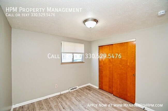 Building Photo - 842 S Green Rd