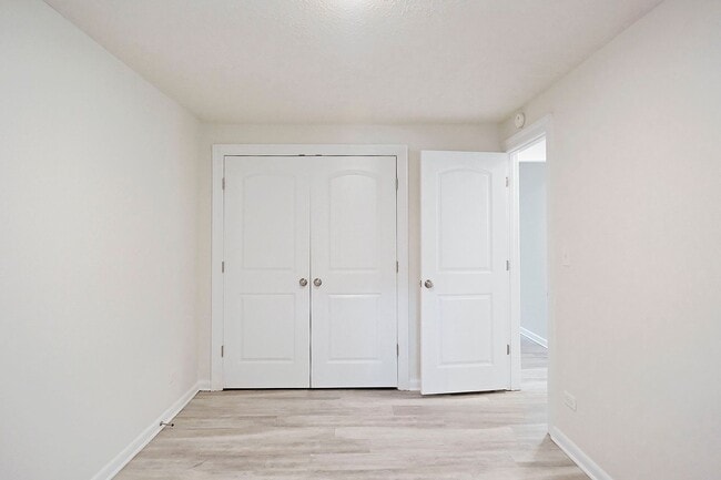 Building Photo - Student-Friendly UVA Apartment Convenient to Downtown