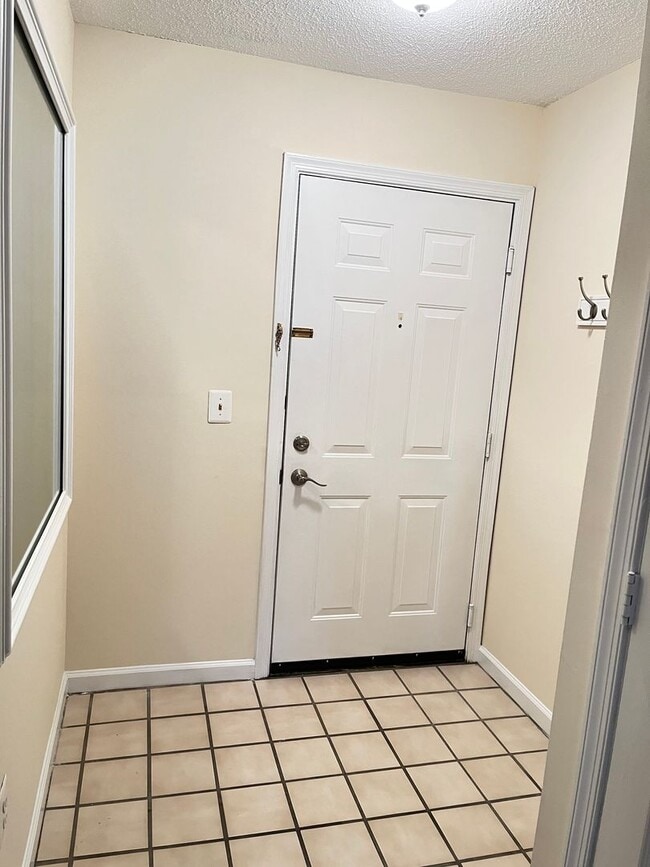 Building Photo - Beautiful 2 bed/2 bath condo in Reston...walk to RESTON TOWN CENTER!!