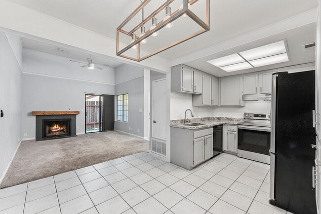 Building Photo - Charming 2 Bedroom 2 Bath Duplex
