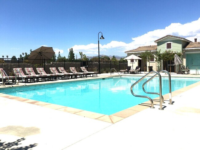 Building Photo - Beautiful 2 Bedroom, 2.5 Baths Townhome in...