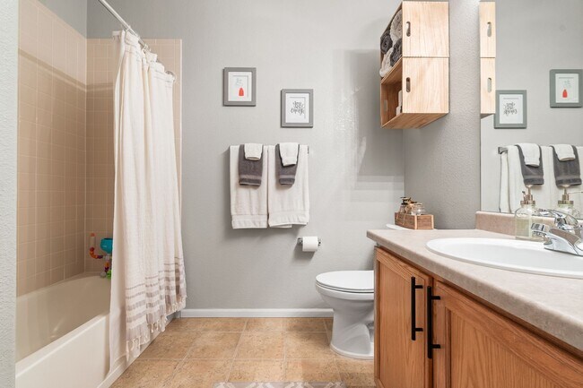 Building Photo - Modern 2-Bed, 2.5-Bath Corner Unit in Arva...