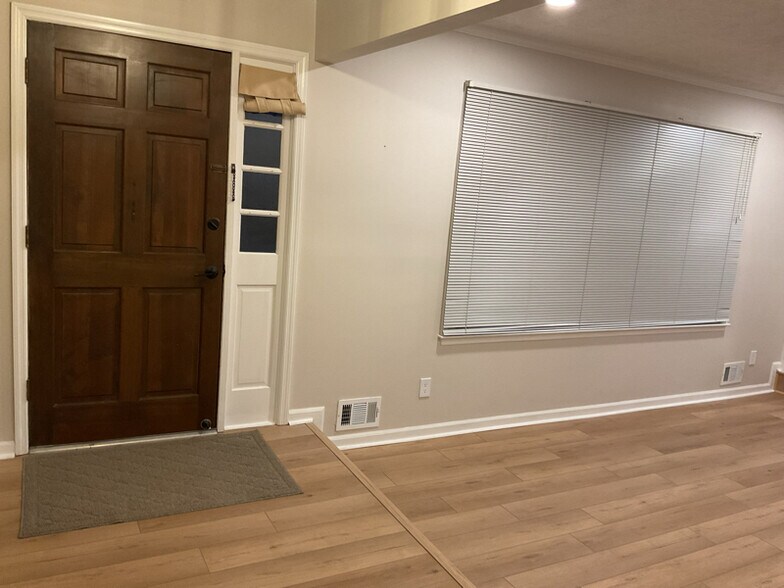 Building Photo - 215 Thornton Dr