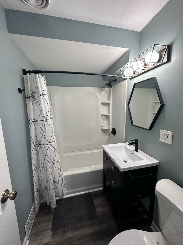 Building Photo - 1994 E 221st St