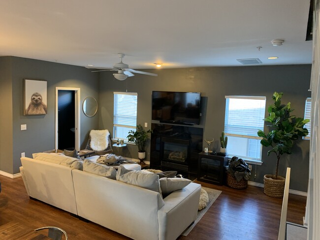 Living - 2606 Wilson St