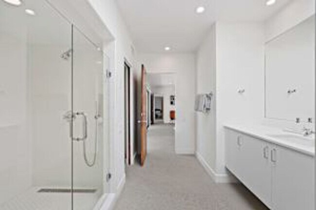 Building Photo - 5 bedroom 5 bath Available for Short Term Rental