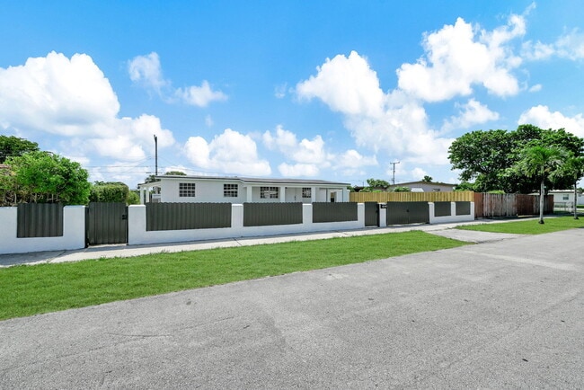 Building Photo - 4040 SW 108th Ave