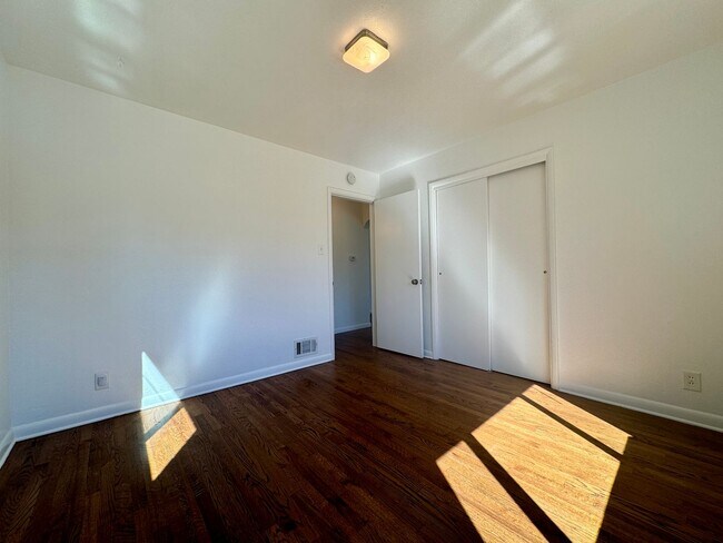 Building Photo - 2 Bedroom, 1 Bathroom Duplex in Denver! Available August!!