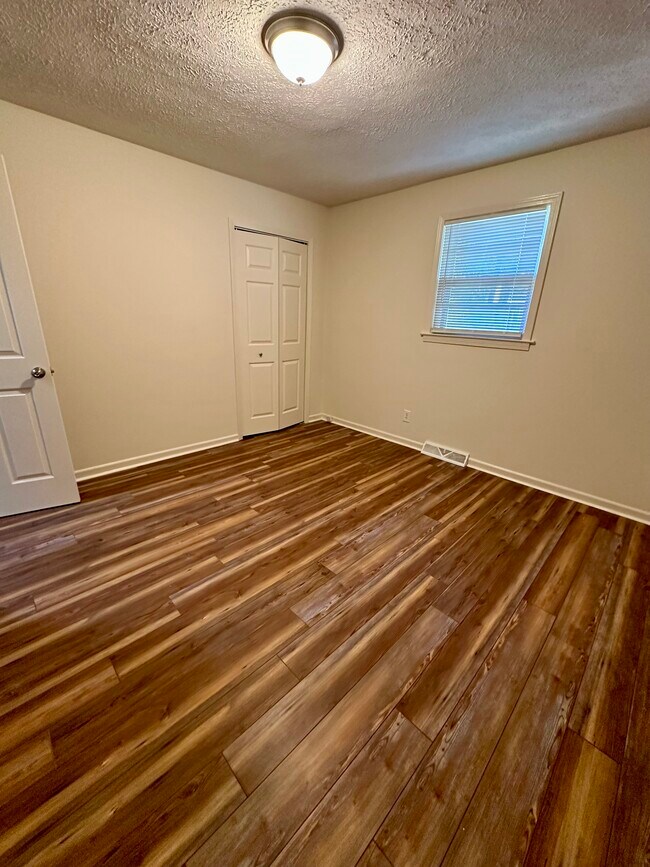 Building Photo - 209 Evergreen St