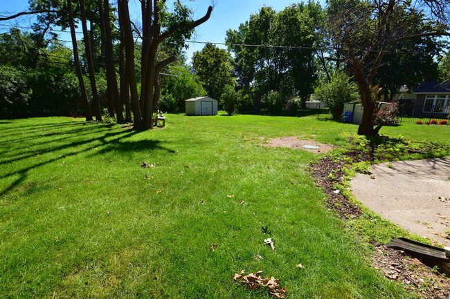 Building Photo - Winding Brook home in the Penn School Dist...