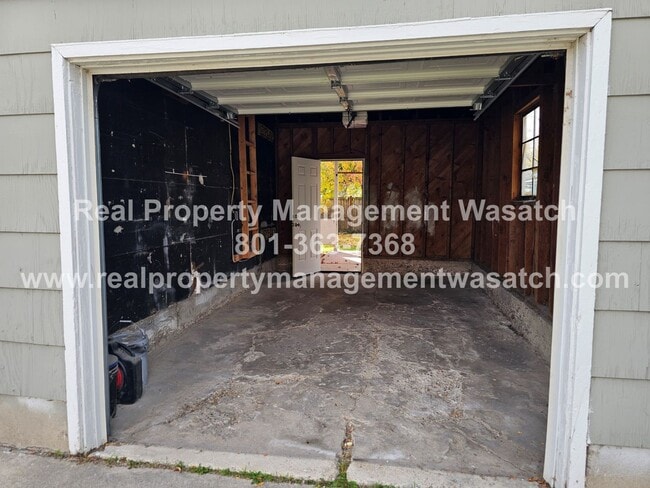 Building Photo - Check Out This 4 Bedroom 2 Bathroom Home in Salt Lake City!