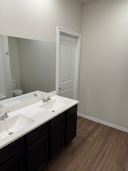 Building Photo - 3109 Mesa Dr