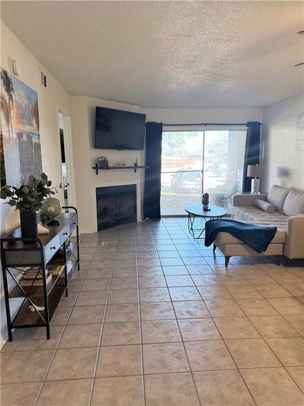 Building Photo - 2425 Oxford Pl