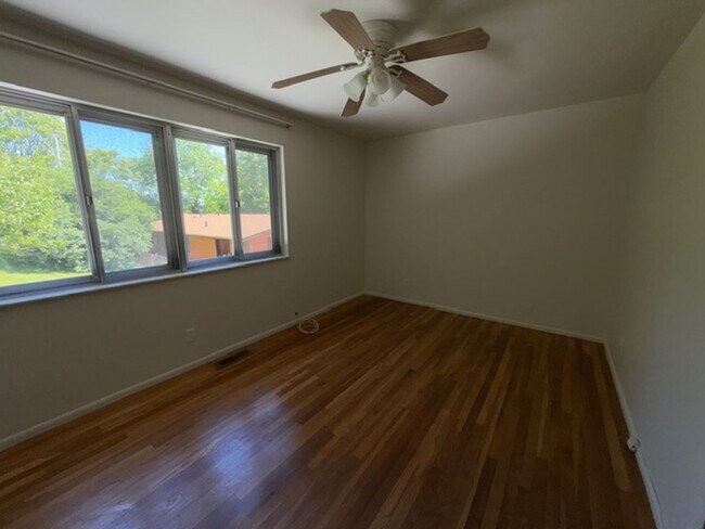 Building Photo - Well-Maintained Split-Level Home in Webster Groves, MO — Spacious & Family-Friendly