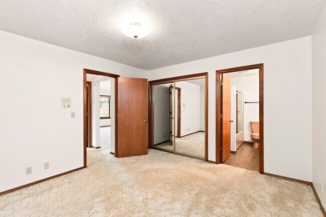 Building Photo - 751 Catron St N