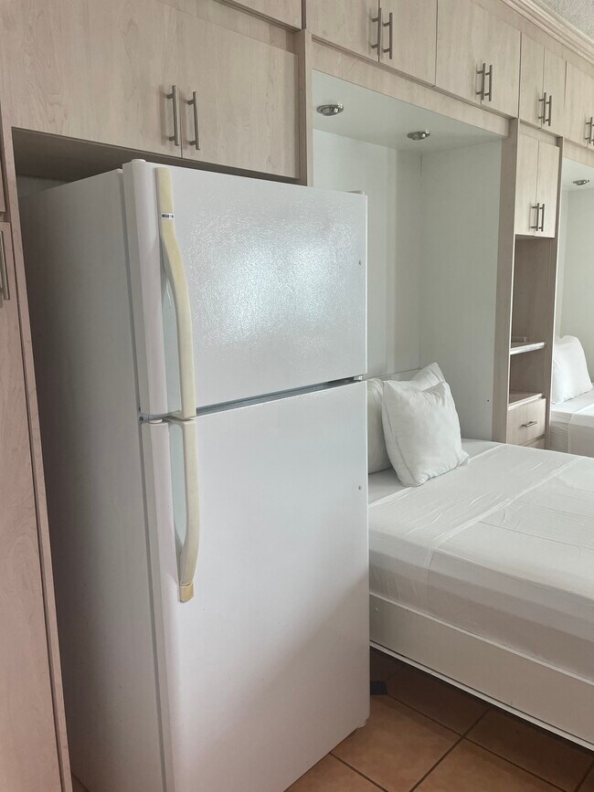 Building Photo - 6345 Collins Ave