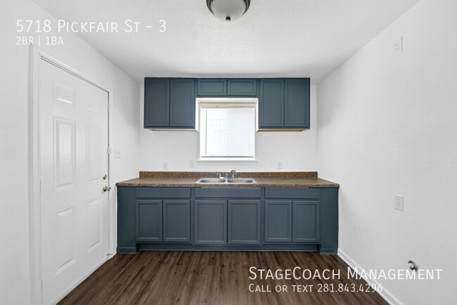 Building Photo - Newly Remodeled Two Bedroom Apartment! REN...