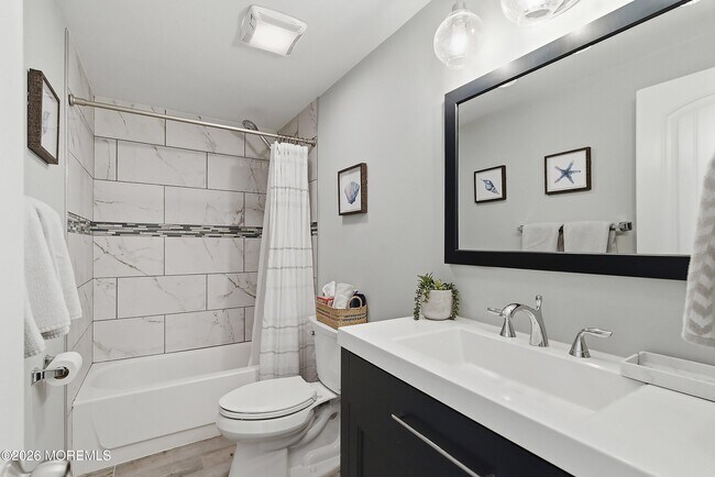 Building Photo - 616 Newport Ave