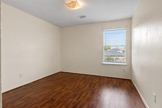 Building Photo - 5815 Clerkenwell Dr