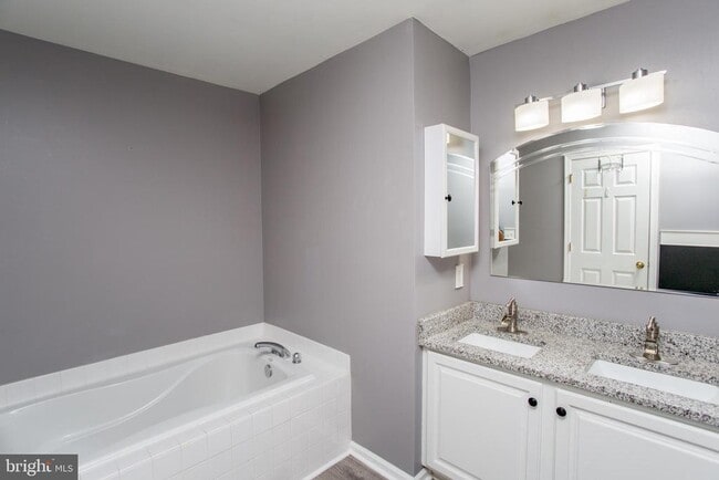 Building Photo - 207 Hampshire Dr