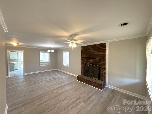 Building Photo - 513 Rhodes Ave